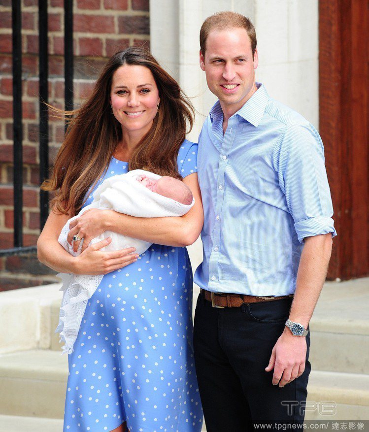 凱特王妃生下小喬治、夏綠蒂也選 Jenny Packham洋裝。圖／達志影像