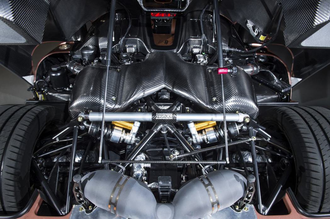 Agera RS的動力核心採用 5.0升V8 Koenigsegg雙渦輪引擎，並...