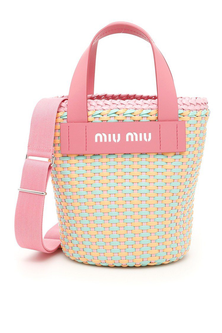 MIU PIC-NIC 彩色編織包 (粉紅綠) 37,000元。圖／MIU MIU提供
