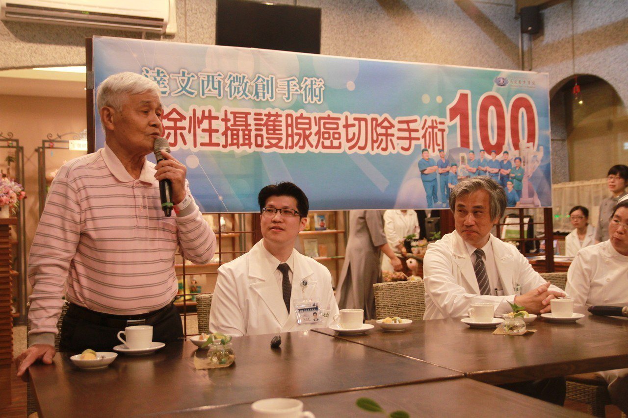 74歲的盧先生（左）在花蓮慈濟醫院接受根除性攝護腺達文西微創手術，恢復良好，昨天出院，成為第100案例。