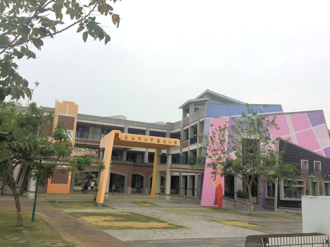 台南六甲國小校舍改建完成，顏色鮮豔繽紛話題十足。 記者謝進盛／攝影