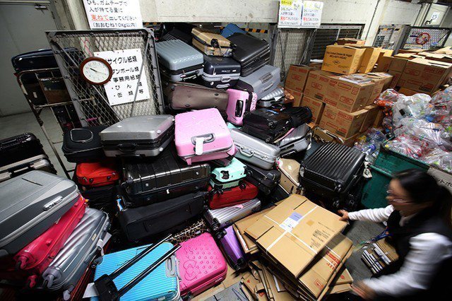 遊日旅客留下堆積如山的廢棄行李箱。圖為關西機場收置，待處理的行李箱。 圖擷自《朝日新聞》