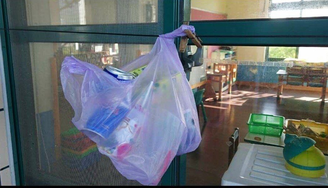 有遊客參觀豐源國小，離去前把垃圾掛在教室玻璃窗上，學校老師說，「這算是客氣的，不...