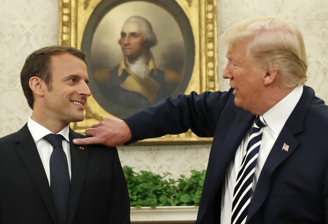 法國總統馬克宏（左）赴美進行國是訪問。圖為美國總統川普（右）疑似在幫馬克宏「拍頭...
