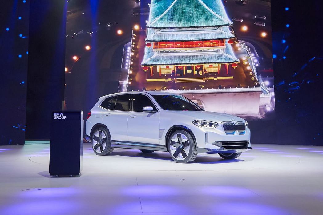 BMW首度在2018北京車展中揭露Concept iX3，當時預告將於2020年...