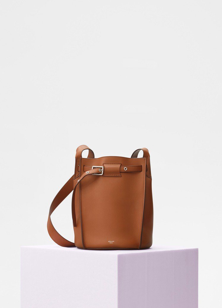 CÉLINE Big Bag Bucket黃褐色小牛皮肩背包，售價70,000元。圖／CÉLINE提供