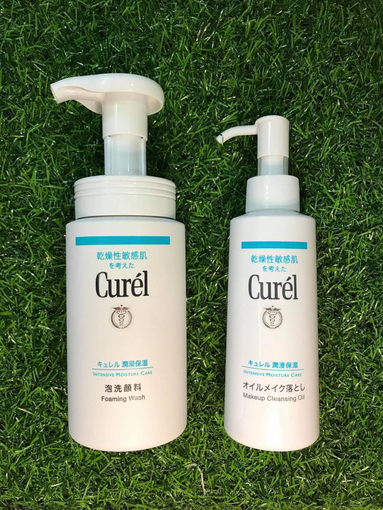 Curel潤浸保濕輕質卸妝油（右）搭配同系列潤浸保濕洗顏慕絲，溫和洗卸更清爽。圖／記者陳立儀攝影