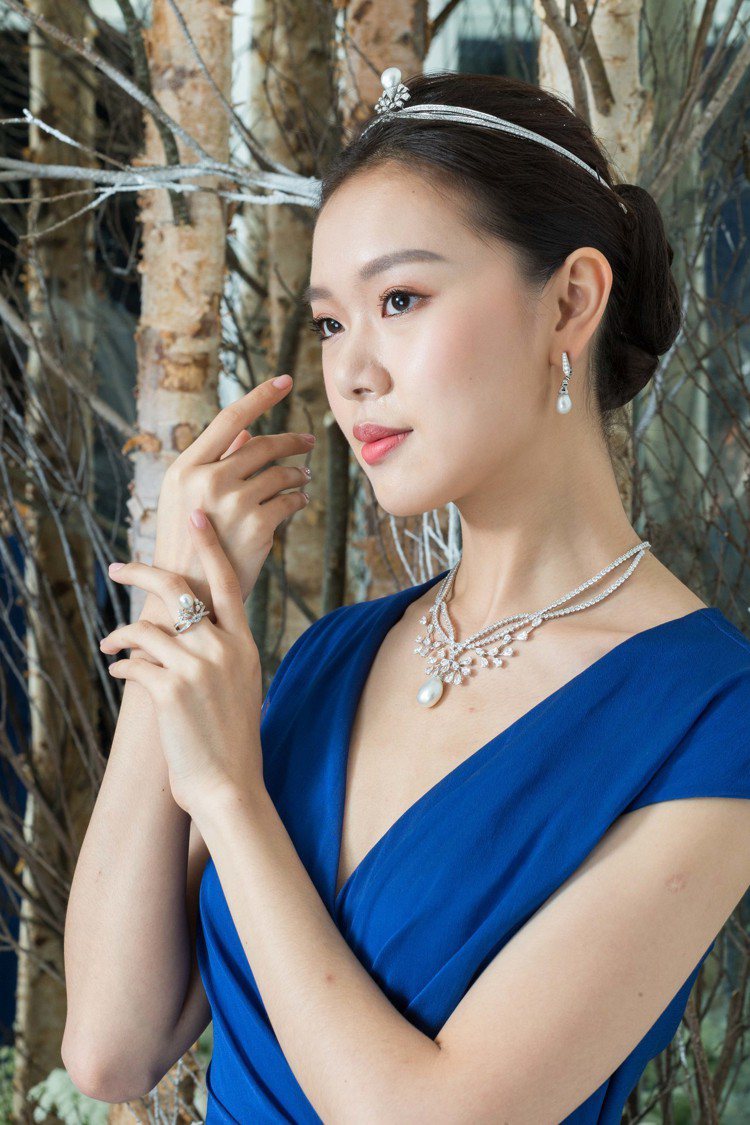 CHAUMET頂級珠寶展名模展現Josephine Aigrette Impériale (鷺羽冠冕)全新作品。圖／CHAUMET提供