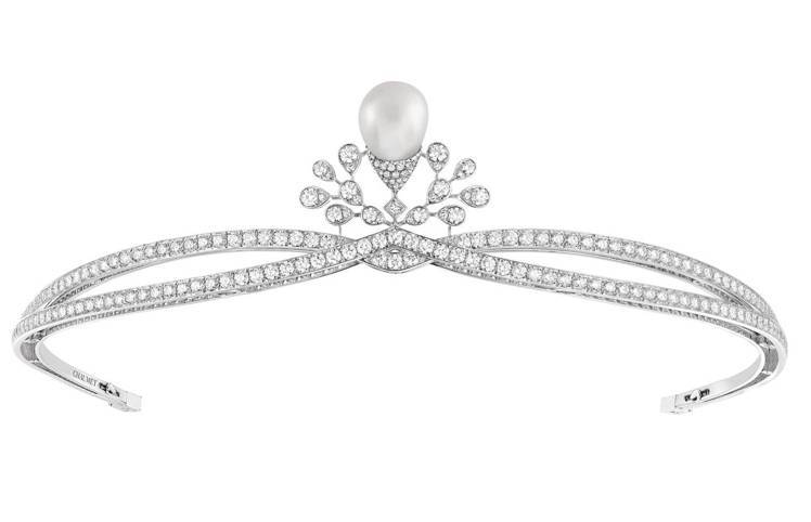 Joséphine Aigrette Impériale珍珠冠冕鑲嵌明亮式切割鑽石、中央為一顆水滴型珍珠，靈感源自1920年代的巴洛克珍珠冠冕。圖／CHAUMET提供
