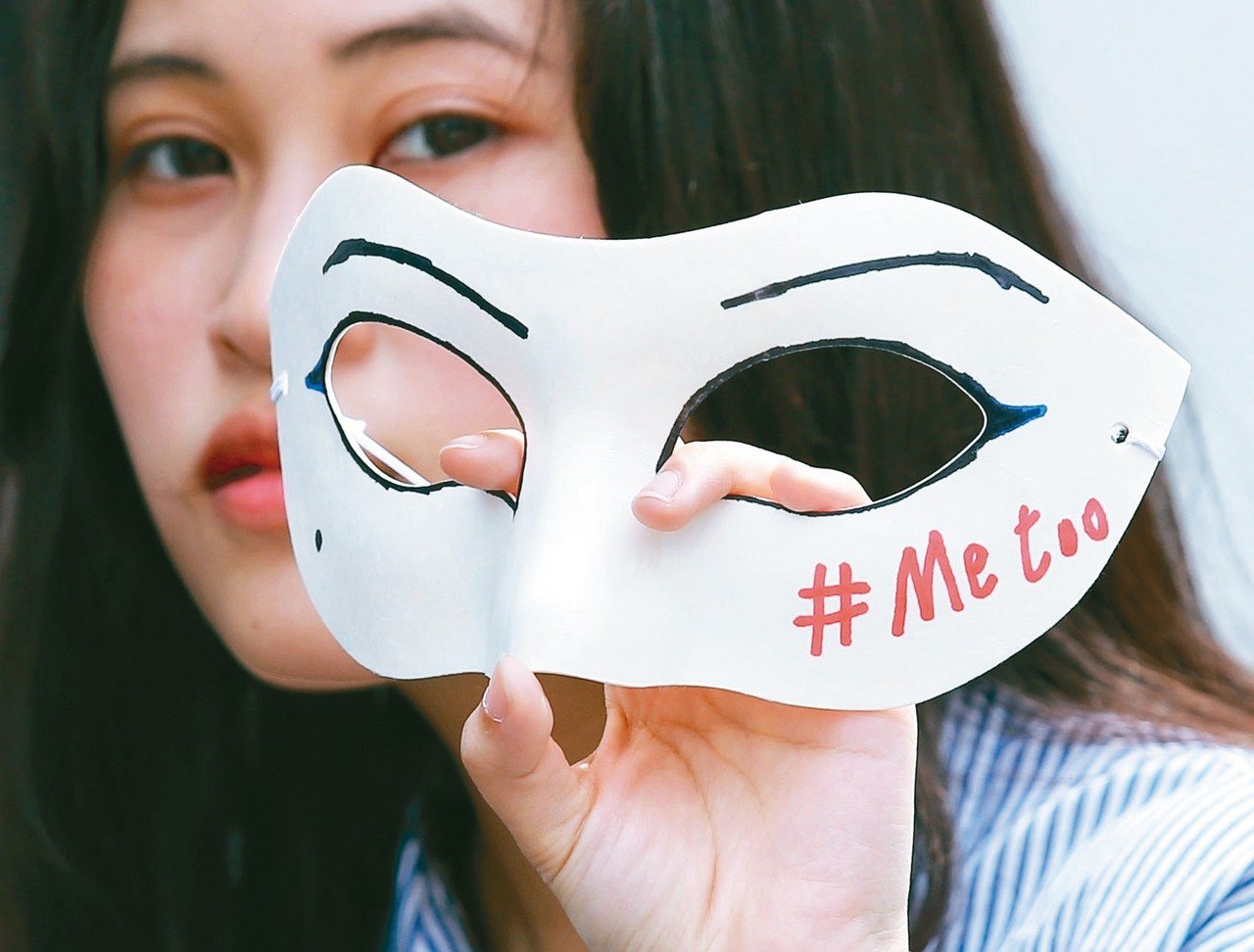 全球掀起「MeToo」反性騷擾浪潮，台灣醫界類似醜聞也層出不窮。21日台灣舉辦首場響應#MeToo大遊行，吸引上千人參與，民眾戴上面具聲援性騷擾受害者(見圖)。