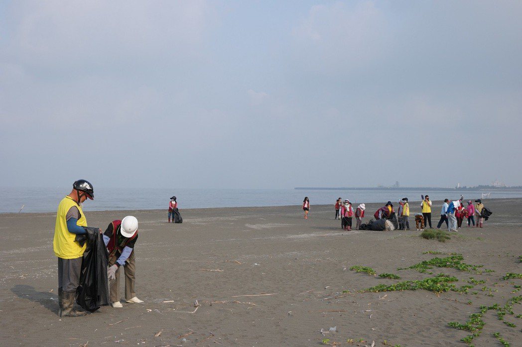 千人參與梓官與彌陀兩地海岸的淨灘活動，協助撿拾沙灘上的垃圾。圖／高市府海洋局提供