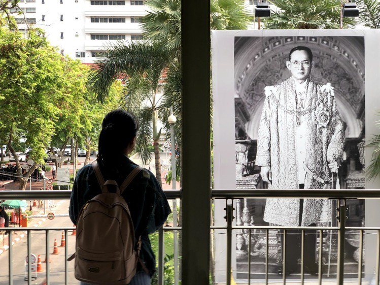 泰國法律也明文規定，不可以在公開場合批評泰國皇室，否則恐遭到判刑，最高吃上25年牢飯。圖／記者魏妤庭拍攝