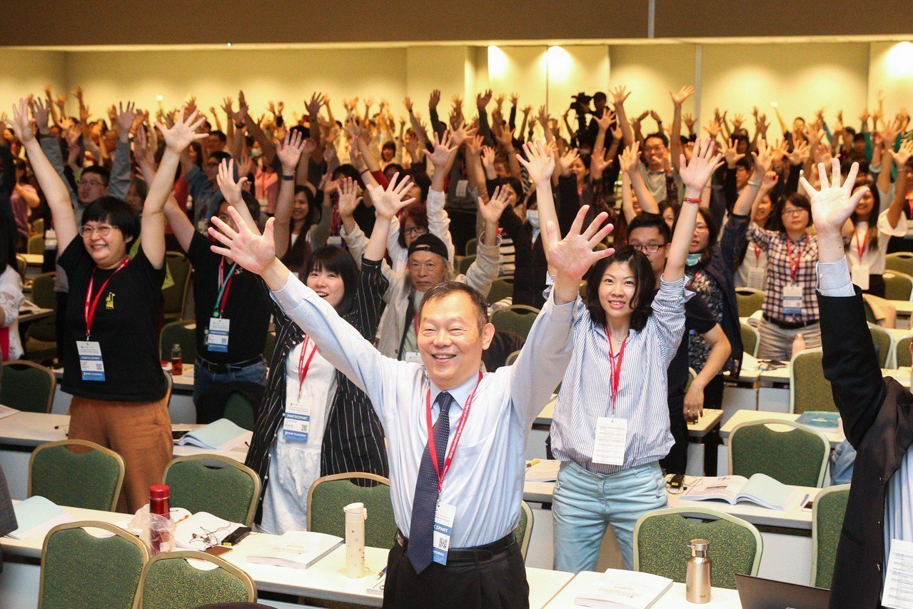 預防衰弱介入國際研討會在台北國際會議中心舉行，現場聽眾跟著大阪產業大學教授示範，做衰弱預防健身操。記者林伯東／攝影