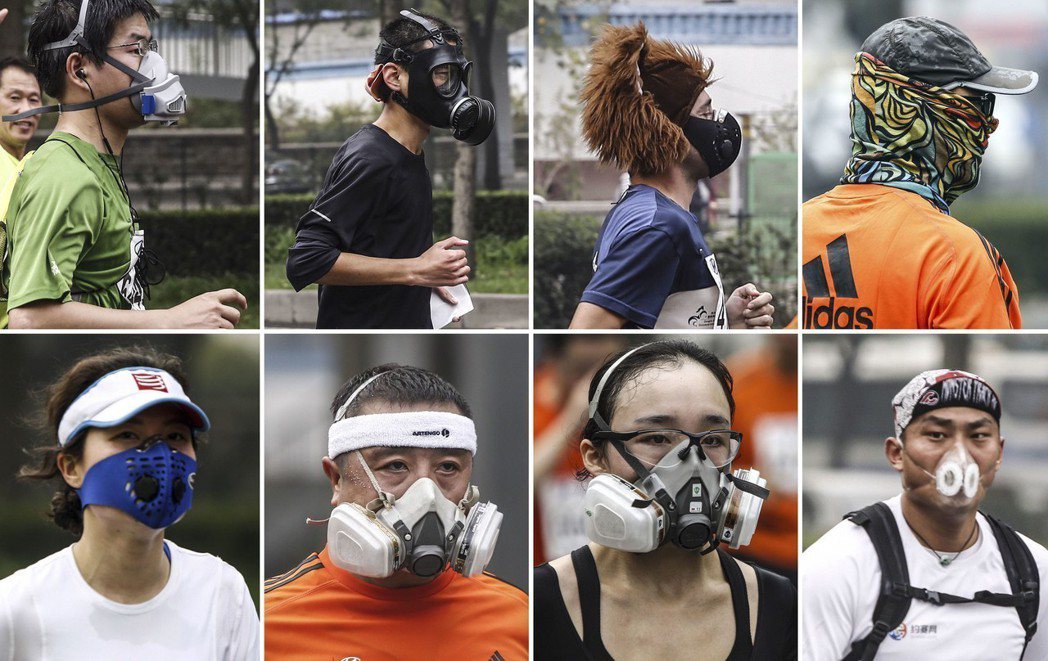 2014北京馬拉松比賽在霧霾中開賽，許多選手戴上口罩，甚至防毒面具防護。 中新社