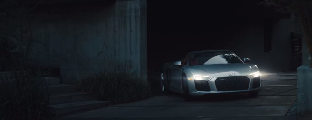 開著Audi R8 Spyder出門「放鬆」。 截自YouTube/AudiUS...