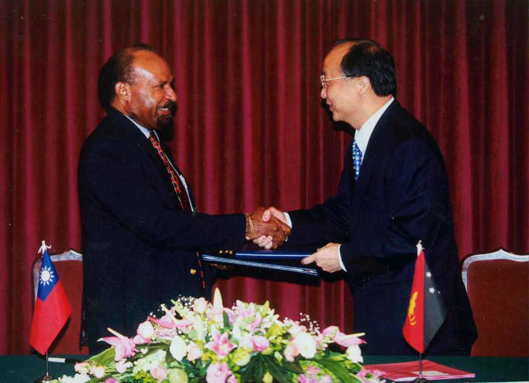 1999年外交部長胡志強與巴布亞紐幾內亞外長亞基建交，過程頗富戲劇性化。 圖／聯...