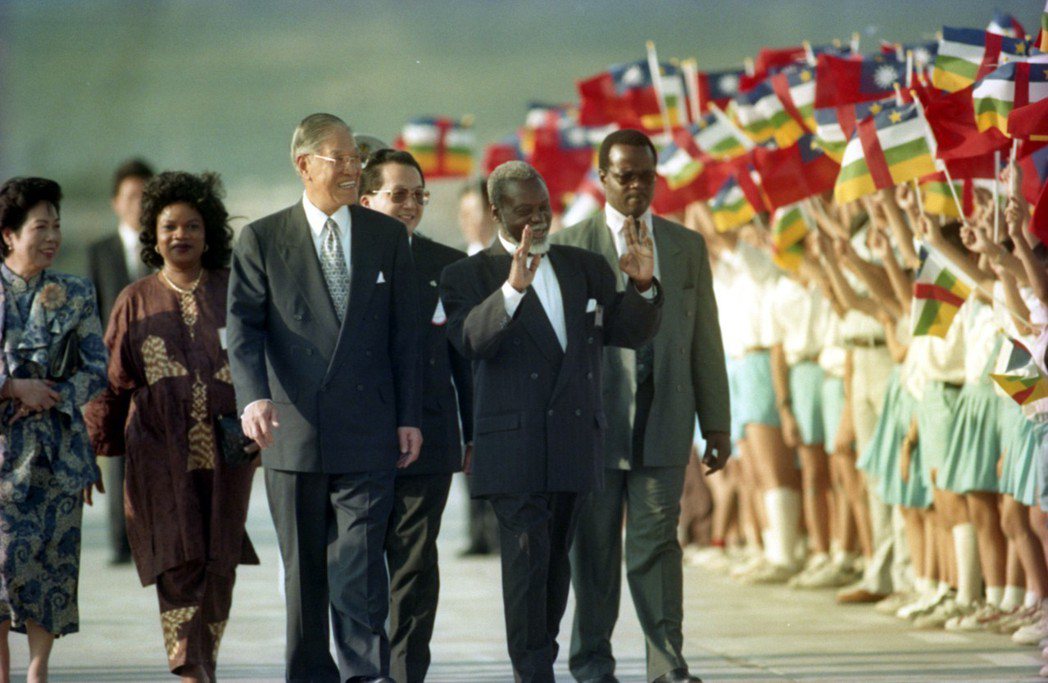 1994年中非共和國總統巴達塞夫婦抵華訪問六天，李登輝總統偕文武官員前往松山軍用...