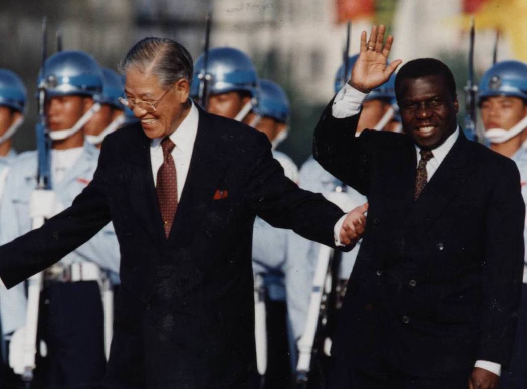 1996年李登輝總統歡迎幾內亞比索總統維拉，來華參加第九任總統副總統就職典禮。 ...