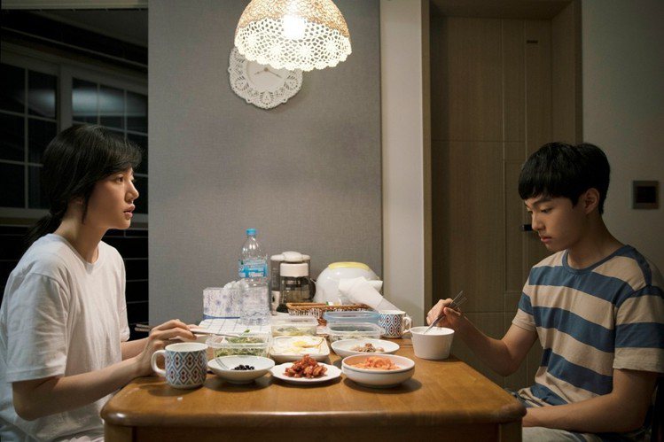 電影《成為母親之後》林秀晶飾演尹燦榮的媽媽。圖／原創娛樂提供