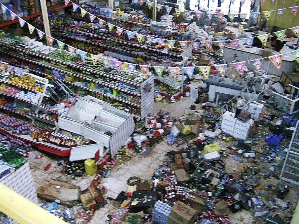 近10年來蘇利南的排華情緒逐漸高漲。圖為2009年華人超市被蘇利南人砸店。 圖／...