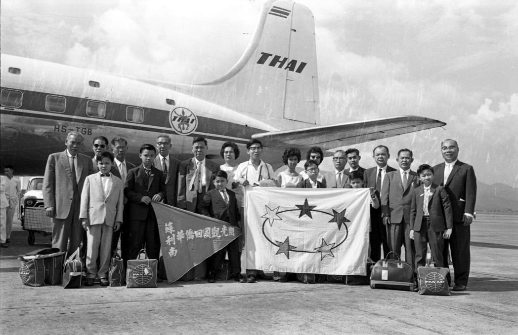 1961年，蘇利南華僑回國觀光團抵台，於機場大合照。 圖／聯合報系