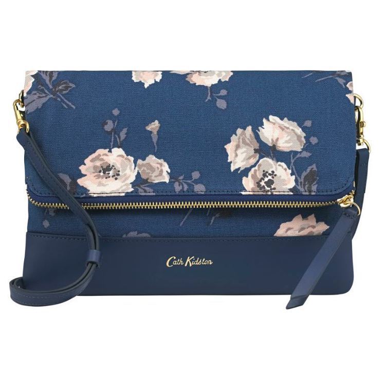 藍色皮革花朵小側背包，3,980元。圖／Cath Kidston提供
