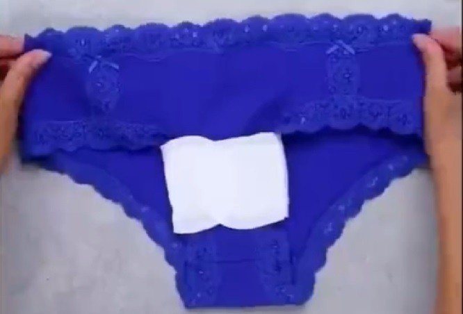 用衛生棉貼在內褲上。取自微博
