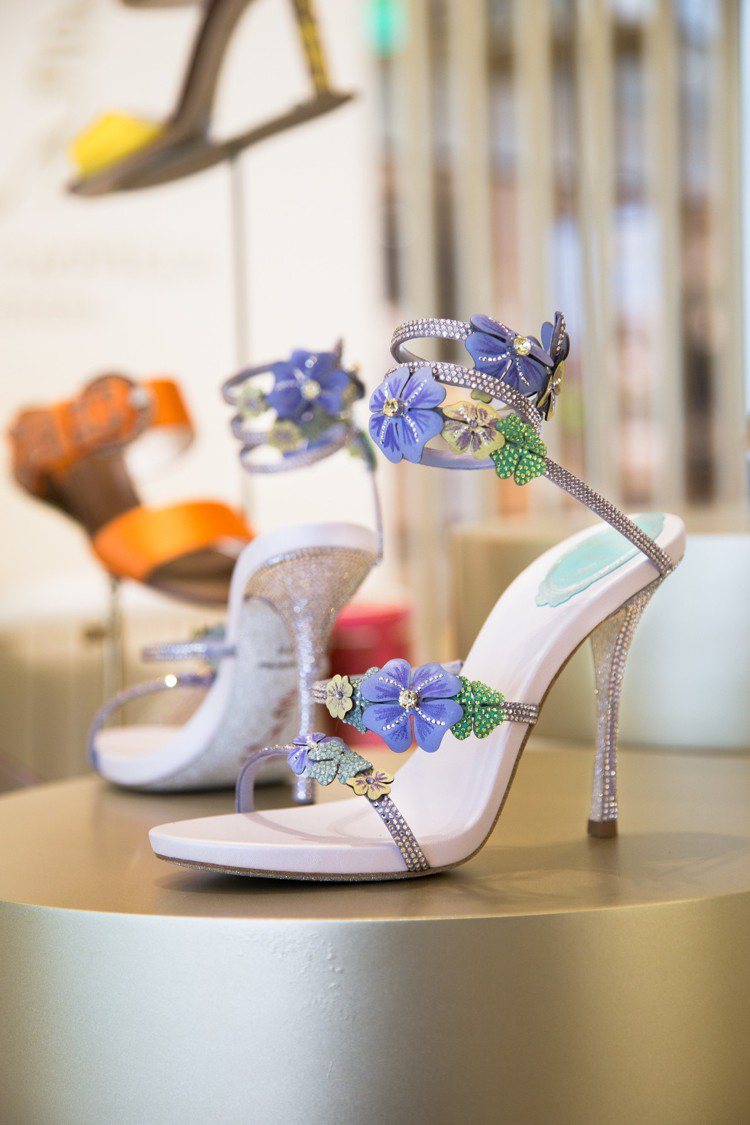 RENE CAOVILLA粉藍花漾蛇型高跟鞋，售價52,500元。圖／RENE CAOVILLA提供