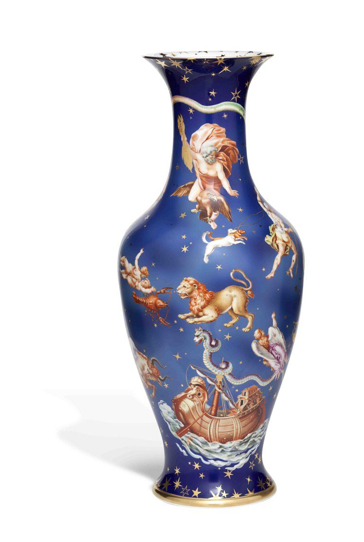 各種藍色展現神秘的宇宙，「星宿傳說」花瓶充滿想像力。圖／國裕提供