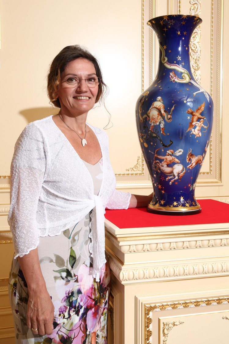 德國麥森瓷工坊彩繪大師莉迪亞‧許倫克的作品「星宿傳奇」花瓶是麥森瓷器特展另一個焦點。在大師彩筆下，佈滿天際星宿的璀璨花瓶，出現諸多希臘羅馬神話裡的經典人物。圖／記者蘇健忠攝影