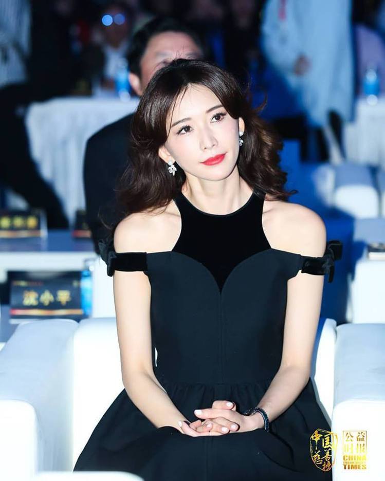 林志玲身穿FENDI的2018初秋系列黑色長裙。圖／取自臉書