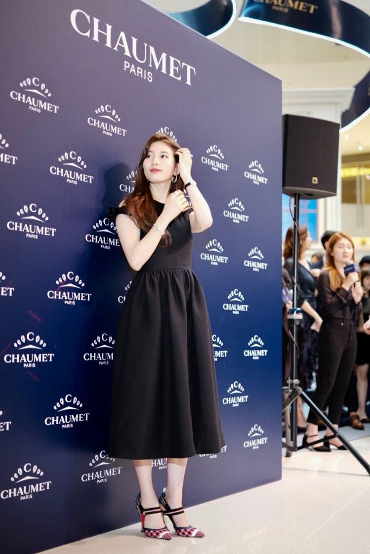 秀智將FENDI的2018初秋系列黑色長裙詮釋得嬌俏甜美。圖／FENDI提供