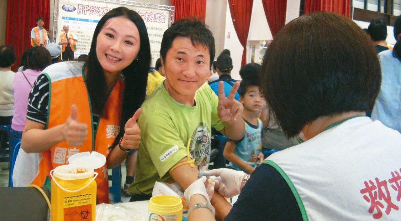 藝人陳妍安（左）為肝炎篩檢活動代言，以自身經驗呼籲「保肝」。