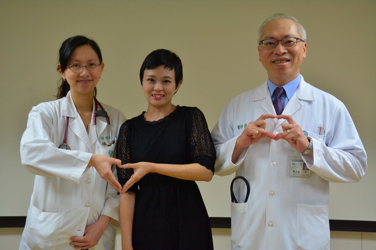 奇美醫學中心心臟內科主治醫師張瑋婷( 左）為力抗乳癌及甲狀腺癌的李小姐（中），長期追蹤她的心臟功能，心臟內科主任陳志成（右）說，腫瘤護心在歐美很受重視，台灣和亞洲剛在起步。