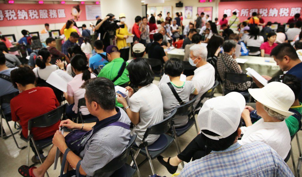 綜合所得稅開始申報，台北市國稅局湧入報稅民眾。 報系資料照
