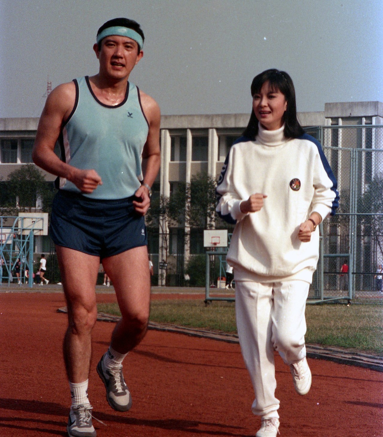 在國立政治大學運動場，錄製女主持人銀霞(右)與當時為行政院研考會主委的馬英九(左)慢跑。聯合報系資料照