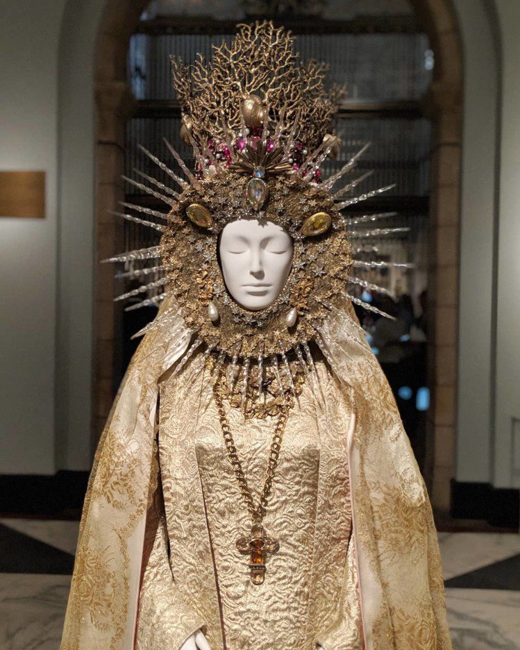 「Heavenly Bodies: Fashion and the Cathol...