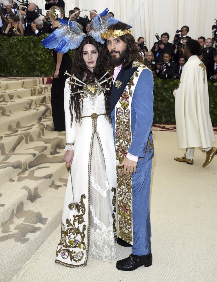 Jared Leto（左）一身的Gucci全套服裝，加上刺繡坎肩帶，還戴上荊棘造...