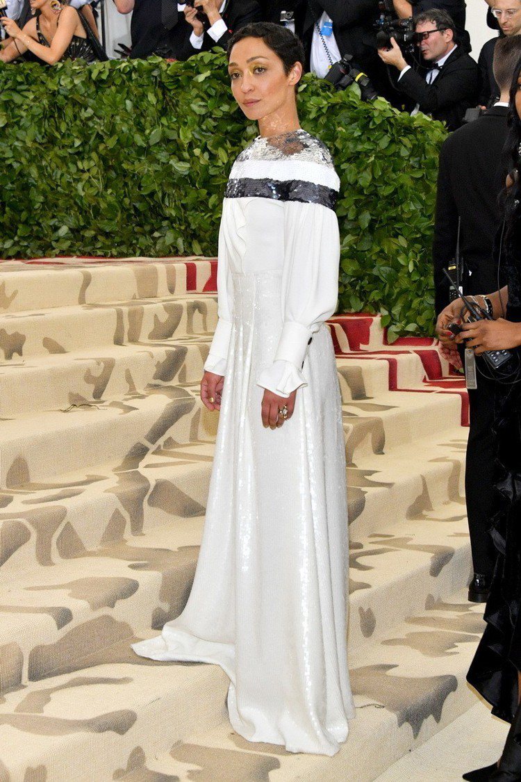 蘿絲奈格（Ruth Negga）的希臘白長禮服相當大器高雅，僅在前襟部分有別致設計。圖／LV提供
