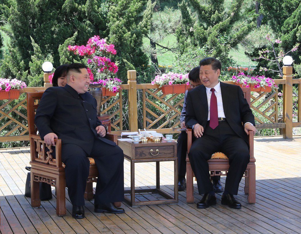 中國國家主席習近平（右）8日在東北大連與北韓領導人金正恩（左）再次會晤。新華社