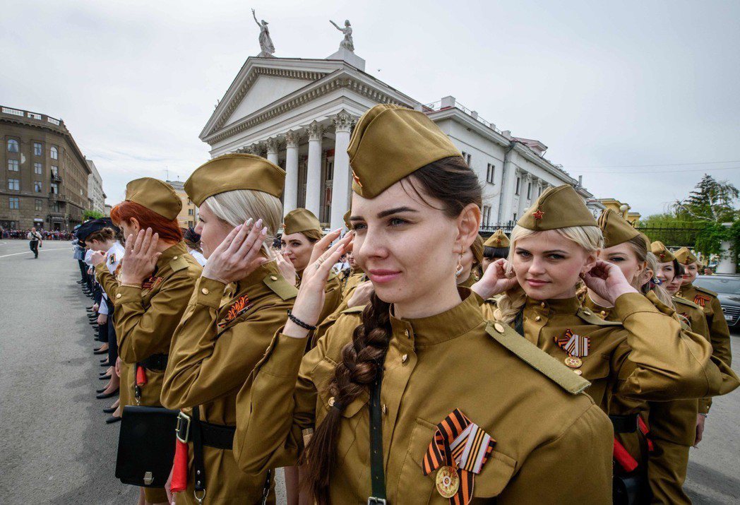 穿著前蘇聯紅軍軍服的俄國女警九日在伏爾加格勒參加勝利日遊行。 （法新社）