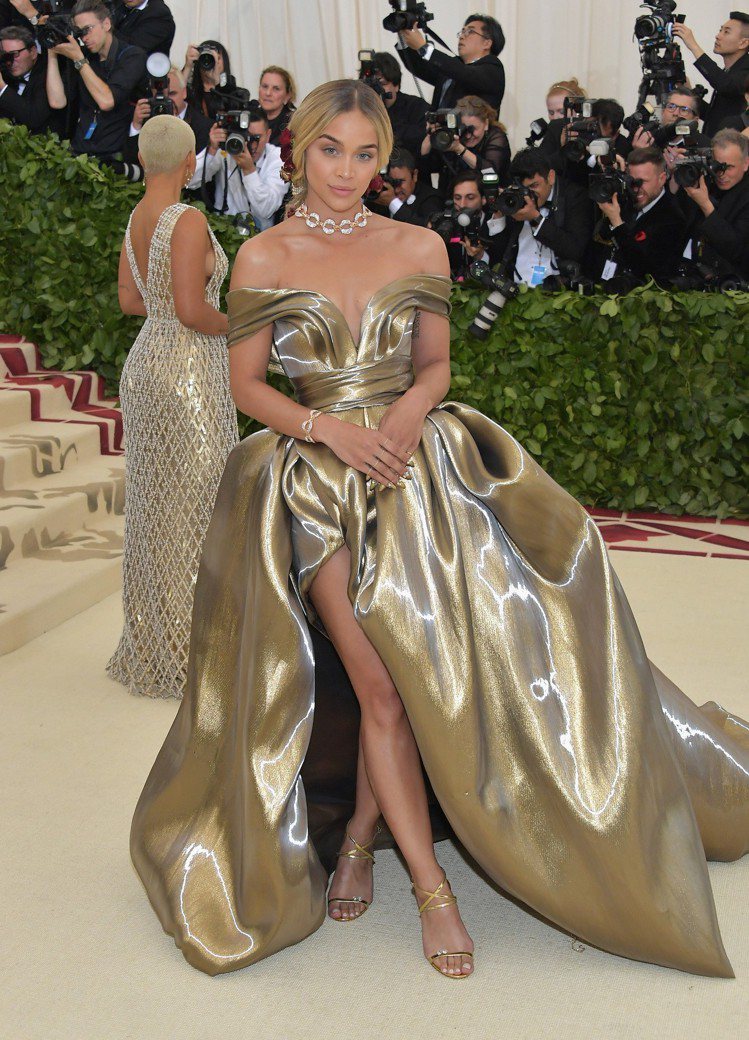 模特兒與演員Jasmine Sanders穿著金銅色絲質花呢製成的多層次禮服。圖...