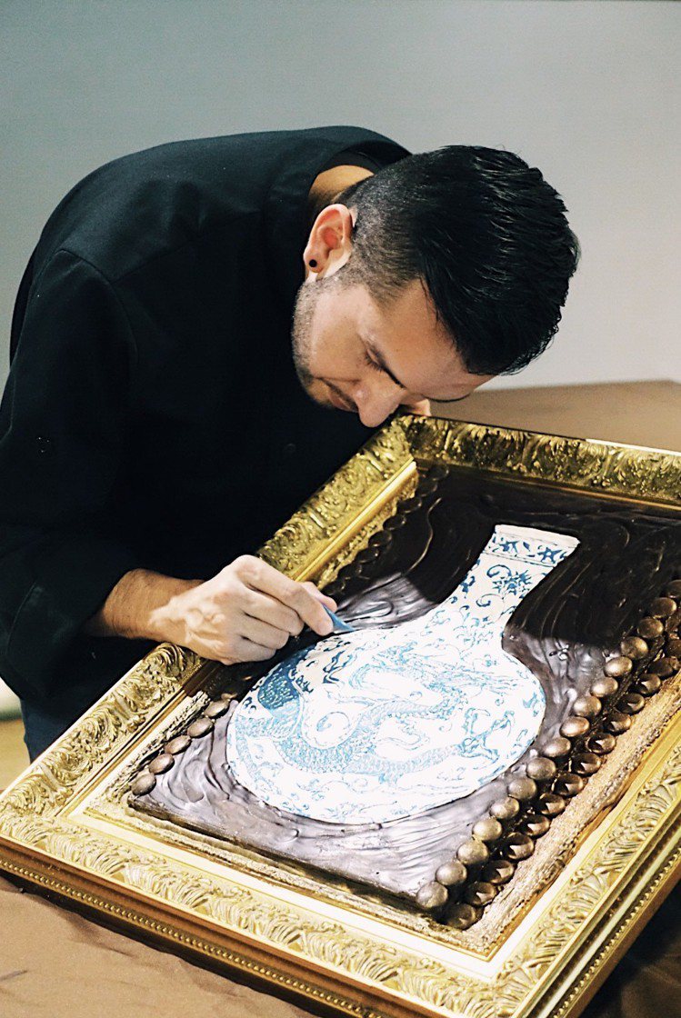 國際巧克力工藝師Sebastain用巧克力繪出故宮典藏名畫。記者沈佩臻／攝影