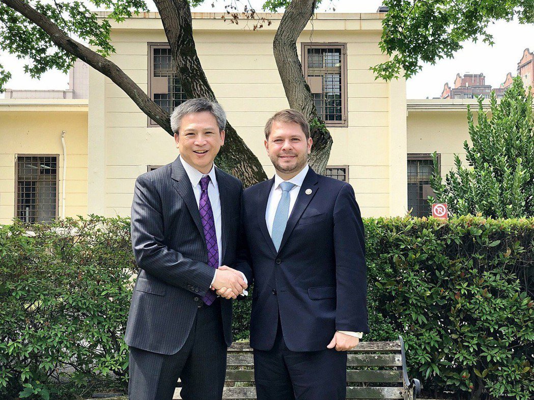 美國在台協會台北辦事處處長梅健華（左）。圖：AIT
