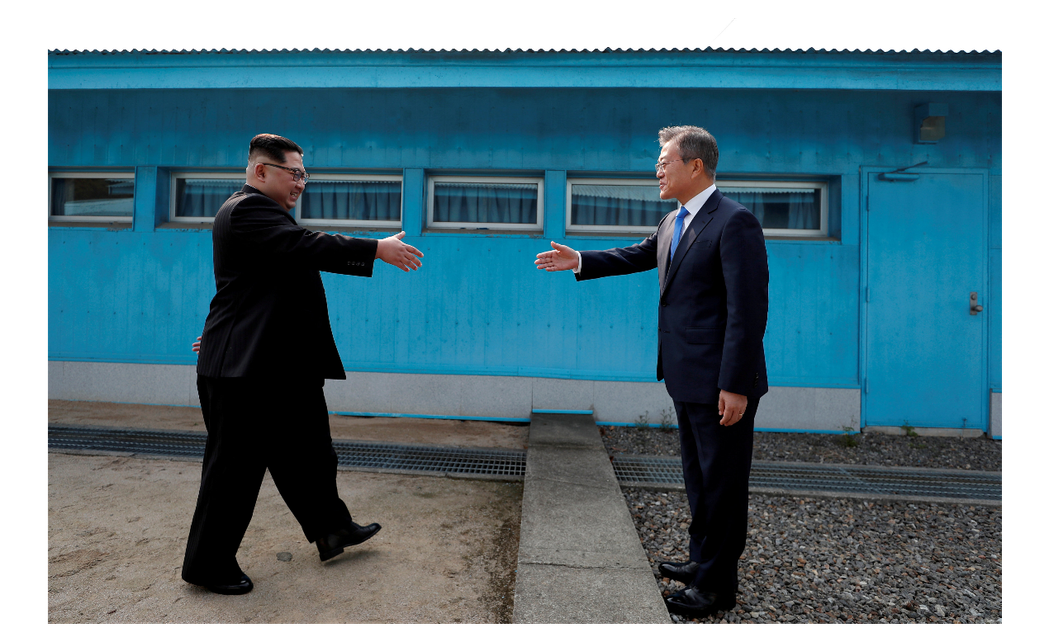 南韓總統文在寅（右）與北韓領袖金正恩（左）在4月27日於板門店會面。 路透