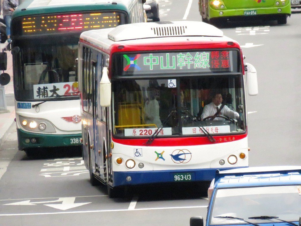 台北市公車中山幹線。 記者雷光涵／攝影