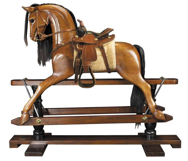 歐瑟蒂克紅木搖搖馬定價169,000元，等比例復刻19世紀貴族家中小孩的搖搖木馬。使用桃花心木全手工雕刻，皮革配件則使用正統的馬鞍皮革製作。圖／寬庭K’space提供