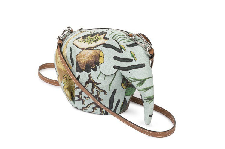 Paulas Ibiza Animales水綠色大象造型迷你包款，售價51,000元。圖／LOEWE提供