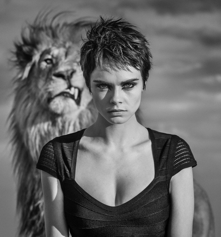 超模卡拉迪樂芬妮為泰格豪雅拍攝最新形象視覺，與獅子近距離接觸，不使用替身演員，展現敬業態度。圖／TAG Heuer提供