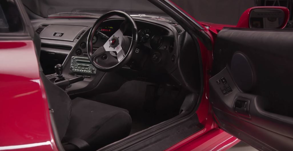 Supra的座艙配製完全以駕駛為導向。 摘自Jay Leno's Garage